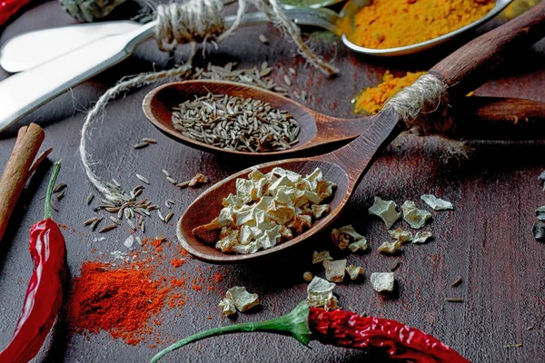 Eski bir arka plan üzerinde mutfak aksesuarları ile yemek pişirmek için baharat