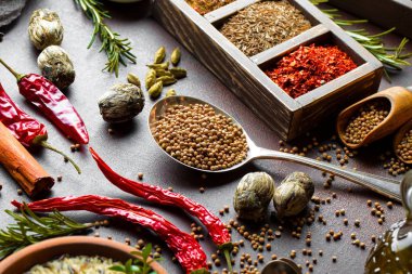 Eski bir arka plan üzerinde mutfak aksesuarları ile yemek pişirmek için baharat