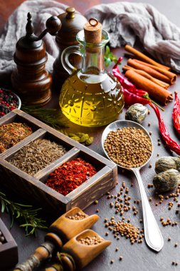 Eski bir arka plan üzerinde mutfak aksesuarları ile yemek pişirmek için baharat