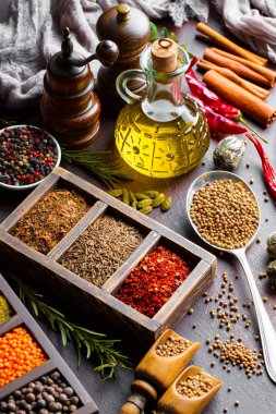 Eski bir arka plan üzerinde mutfak aksesuarları ile yemek pişirmek için baharat