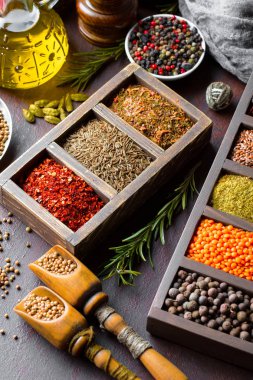 Eski bir arka plan üzerinde mutfak aksesuarları ile yemek pişirmek için baharat