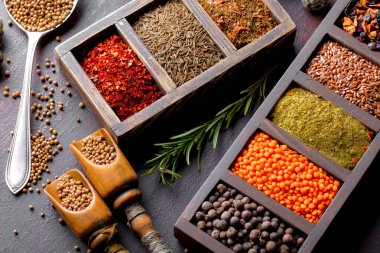 Eski bir arka plan üzerinde mutfak aksesuarları ile yemek pişirmek için baharat