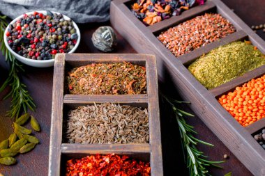 Eski bir arka plan üzerinde mutfak aksesuarları ile yemek pişirmek için baharat