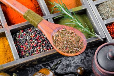 Eski bir arka plan üzerinde mutfak aksesuarları ile yemek pişirmek için baharat