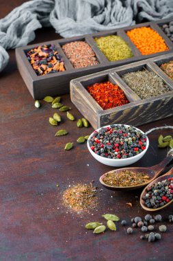 Eski bir arka plan üzerinde mutfak aksesuarları ile yemek pişirmek için baharat