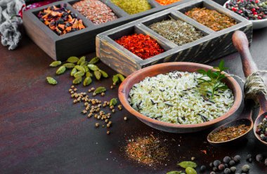 Eski bir arka plan üzerinde mutfak aksesuarları ile yemek pişirmek için baharat