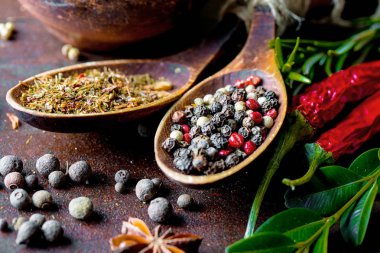 Eski bir arka plan üzerinde mutfak aksesuarları ile yemek pişirmek için baharat