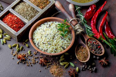 Eski bir arka plan üzerinde mutfak aksesuarları ile yemek pişirmek için baharat