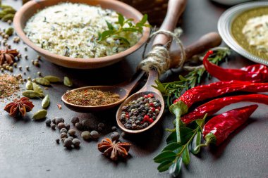 Eski bir arka plan üzerinde mutfak aksesuarları ile yemek pişirmek için baharat