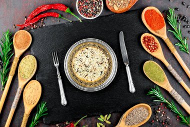 Eski bir arka plan üzerinde mutfak aksesuarları ile yemek pişirmek için baharat