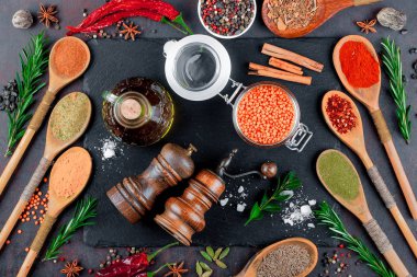 Eski bir arka plan üzerinde mutfak aksesuarları ile yemek pişirmek için baharat