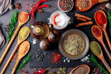 Eski bir arka plan üzerinde mutfak aksesuarları ile yemek pişirmek için baharat