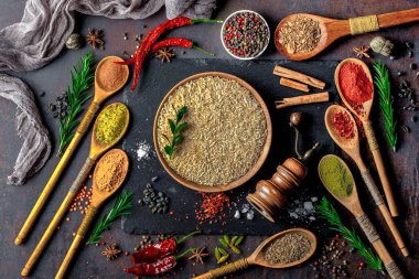 Eski bir arka plan üzerinde mutfak aksesuarları ile yemek pişirmek için baharat