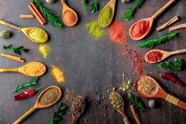 Eski bir arka plan üzerinde mutfak aksesuarları ile yemek pişirmek için baharat