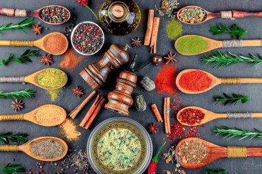 Eski bir arka plan üzerinde mutfak aksesuarları ile yemek pişirmek için baharat