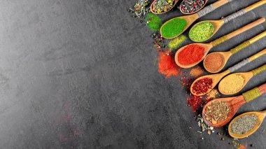 Eski bir arka plan üzerinde mutfak aksesuarları ile yemek pişirmek için baharat