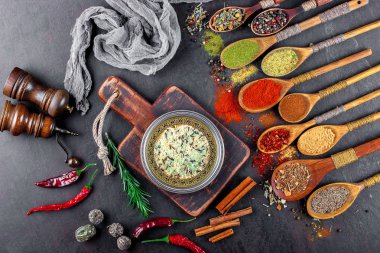 Eski bir arka plan üzerinde mutfak aksesuarları ile yemek pişirmek için baharat