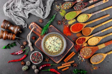 Eski bir arka plan üzerinde mutfak aksesuarları ile yemek pişirmek için baharat