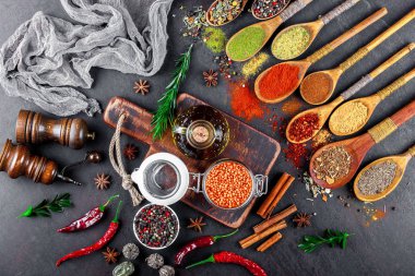 Eski bir arka plan üzerinde mutfak aksesuarları ile yemek pişirmek için baharat