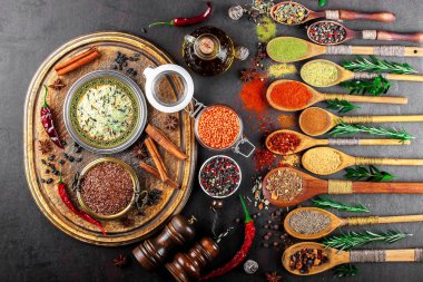 Eski bir arka plan üzerinde mutfak aksesuarları ile yemek pişirmek için baharat
