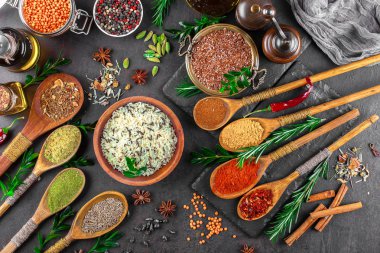 Eski bir arka plan üzerinde mutfak aksesuarları ile yemek pişirmek için baharat