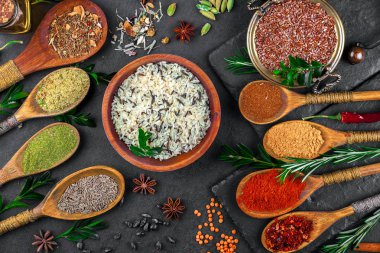 Eski bir arka plan üzerinde mutfak aksesuarları ile yemek pişirmek için baharat