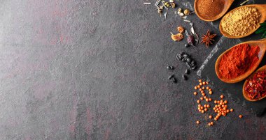 Eski bir arka plan üzerinde mutfak aksesuarları ile yemek pişirmek için baharat