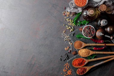 Eski bir arka plan üzerinde mutfak aksesuarları ile yemek pişirmek için baharat