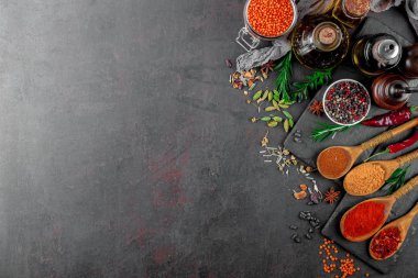 Eski bir arka plan üzerinde mutfak aksesuarları ile yemek pişirmek için baharat