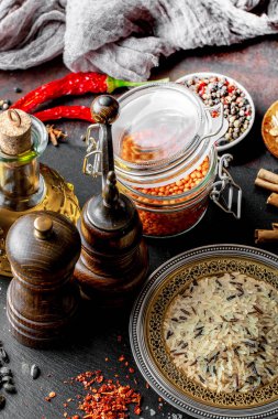 Eski bir arka plan üzerinde mutfak aksesuarları ile yemek pişirmek için baharat