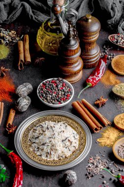 Eski bir arka plan üzerinde mutfak aksesuarları ile yemek pişirmek için baharat