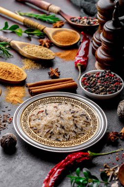 Eski bir arka plan üzerinde mutfak aksesuarları ile yemek pişirmek için baharat