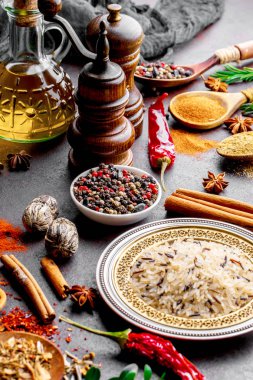 Eski bir arka plan üzerinde mutfak aksesuarları ile yemek pişirmek için baharat