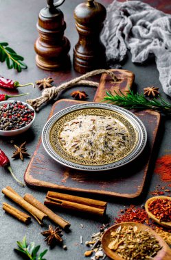 Eski bir arka plan üzerinde mutfak aksesuarları ile yemek pişirmek için baharat