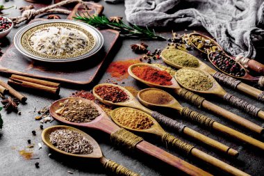 Eski bir arka plan üzerinde mutfak aksesuarları ile yemek pişirmek için baharat