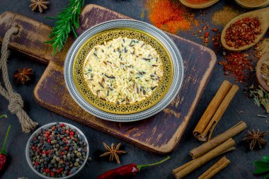 Eski bir arka plan üzerinde mutfak aksesuarları ile yemek pişirmek için baharat