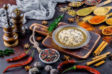 Eski bir arka plan üzerinde mutfak aksesuarları ile yemek pişirmek için baharat