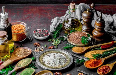 Eski bir arka plan üzerinde mutfak aksesuarları ile yemek pişirmek için baharat