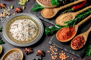 Eski bir arka plan üzerinde mutfak aksesuarları ile yemek pişirmek için baharat