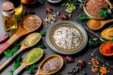 Eski bir arka plan üzerinde mutfak aksesuarları ile yemek pişirmek için baharat