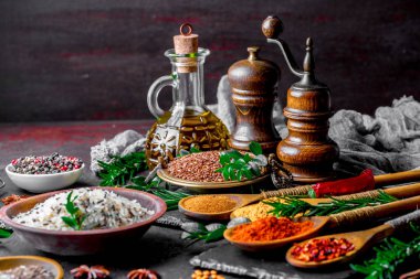 Eski bir arka plan üzerinde mutfak aksesuarları ile yemek pişirmek için baharat