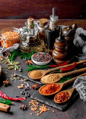 Eski bir arka plan üzerinde mutfak aksesuarları ile yemek pişirmek için baharat