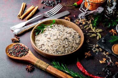 Eski bir arka plan üzerinde mutfak aksesuarları ile yemek pişirmek için baharat