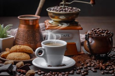 Eski bir arka planda koyu kahve çekirdekleri