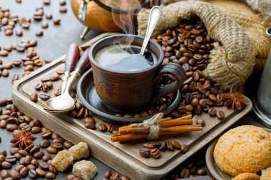 Eski bir arka planda koyu kahve çekirdekleri