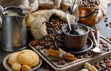 Eski bir arka planda koyu kahve çekirdekleri