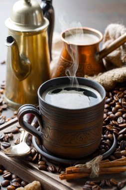 Eski bir arka planda koyu kahve çekirdekleri