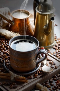 Eski bir arka planda koyu kahve çekirdekleri