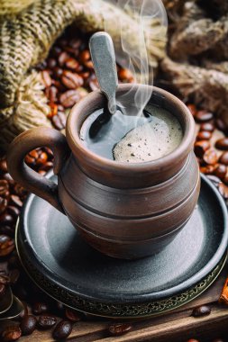 Eski bir arka planda koyu kahve çekirdekleri