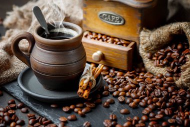 Eski bir arka planda koyu kahve çekirdekleri